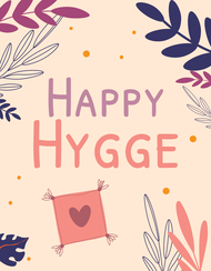 Grafisches Postkarten-Design mit der Aufschrift „HAPPY HYGGE“ in Rosa- und Farbtönen auf beige Hintergrund. Darunter befindet sich die Illustration eines quadratischen, rosa Kissens mit einem dunklen Herz in der Mitte. Umgeben ist das Motiv von stilisierten Pflanzenelementen und Blättern in Lila, Blau und Rosa.
