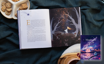 Ein aufgeschlagenes Buch mit Text und einer nächtlichen Waldillustration liegt auf einer Decke, daneben Gebäck. Unten rechts ist das Cover des Buchs „Magie der Nacht“ abgebildet.