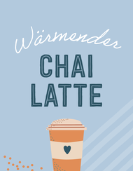 Textgrafik auf hellblau gestreiftem Hintergrund mit dem handgeschriebenen weißen Wort „Wärmender“ und darunter in dunkler Blockschrift „CHAI LATTE“. Am unteren Bildrand ist ein orangefarbener To-go-Becher mit Milchschaum und Herzmotiv abgebildet, umgeben von kleinen orangen Punkten.