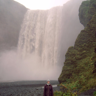 Anne vorm Wasserfall Skógafoss