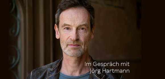 Warum kehren wir immer wieder zu unseren Wurzeln zurück? Jörg Hartmann im Interview zu seinem Buch «Der Lärm des Lebens»