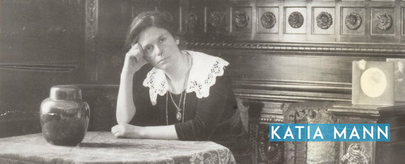 Katia Mann. Als junge Frau an einem Tisch sitzend, Kopf auf die rechte Hand gestützt, Brustbild.