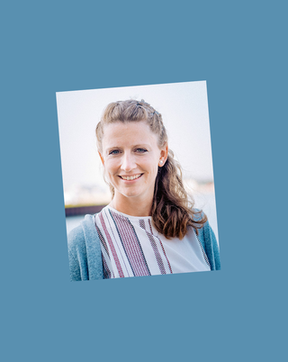 Stefanie Arndt lächelt direkt in die Kamera, das Foto ist auf eine Farbfläche montiert