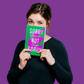 Eine Frau im schwarzen Pulli hält «Sorry not sorry» von Anika Landsteiner vor den Mund, ihre rechte Augenbraue ist hochgezogen