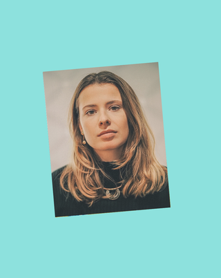 Luisa Neubauer schaut direkt in die Kamera, das Bild ist leicht schräg auf eine Farbfläche gestellt