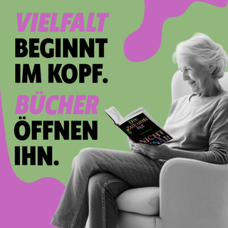 Eine ältere Frau sitzt im Lesesessel und liest «Die Zukunft ist nicht binär» von Lydia Meyer
