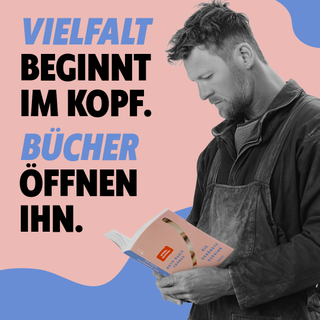 Ein junger weißer Mann in Arbeitslatzhose liest «Die schönste Version» von Ruth-Maria Thomas
