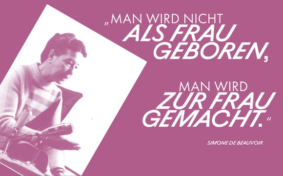 Bild von Simone de Beauvoir. daneben das Zitat «Man wird nicht als Frau geboren, man wird zur Frau gemacht.»