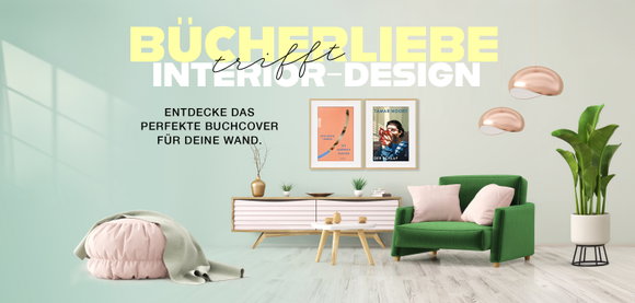 Stylisches Wohnzimmer mit grünem Sessel und zwei gerahmten Buchcover-Postern als Wanddeko. Text im Bild: 
