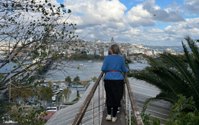 Der botanische Garten in Istanbul: Sandra Lüpkes auf dem Dach eines Gewächshauses mit Blick auf den Bosporus