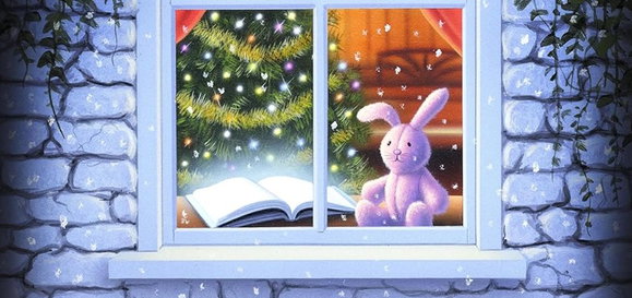 Blick auf das verschneite Fenster eines gemauerten Hauses mit weißem Fensterrahmen. Hinter dem Fenster steht ein Weihnachtsbaum, davor liegt ein aufgeschlagenes Buch auf einem Tisch, daneben sitzt ein rosa Plüschhase.
