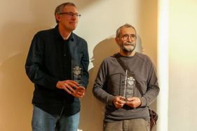 Bernd Perplies und Reinhard Rausch halten jeweils ihren BuCon-Preis in den Händen