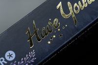Zusatzmaterial PA 978 3 426 57269 6 detail 038 von Have Yourself a Merry Kissmas: 24 romantische Storys für eine zauberhafte Weihnachtszeit plus Silvester-Comic von Beril Kehribar, Lin Rina, Liza Grimm, Jennifer Wiley, Noah Stoffers, Sarah Saxx, Christina Kaspar, Zara Reed, Justine Pust, Inka Lindberg, Nina Bilinszki, Maike Voß, Linda Schipp, Alessia Gold, Janine Ukena, Valentina Fast, Carina Schnell, Isabell Linn, Christian Handel, Tonia Krüger, Anna Knopf, Antonia Wesseling, Leonie Lastella, Cassia Bieber, Maxine Liontari