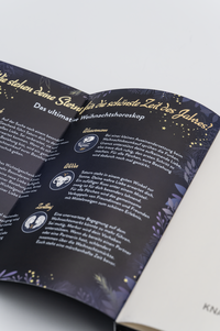 Zusatzmaterial PA 978 3 426 57269 6 detail 034 von Have Yourself a Merry Kissmas: 24 romantische Storys für eine zauberhafte Weihnachtszeit plus Silvester-Comic von Beril Kehribar, Lin Rina, Liza Grimm, Jennifer Wiley, Noah Stoffers, Sarah Saxx, Christina Kaspar, Zara Reed, Justine Pust, Inka Lindberg, Nina Bilinszki, Maike Voß, Linda Schipp, Alessia Gold, Janine Ukena, Valentina Fast, Carina Schnell, Isabell Linn, Christian Handel, Tonia Krüger, Anna Knopf, Antonia Wesseling, Leonie Lastella, Cassia Bieber, Maxine Liontari