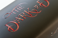 Zusatzmaterial PA 978 3 426 56354 0 detail 039 von The Dark Is Descending: Das stärkste Licht braucht die tiefsten Schatten von Chloe C. Peñaranda