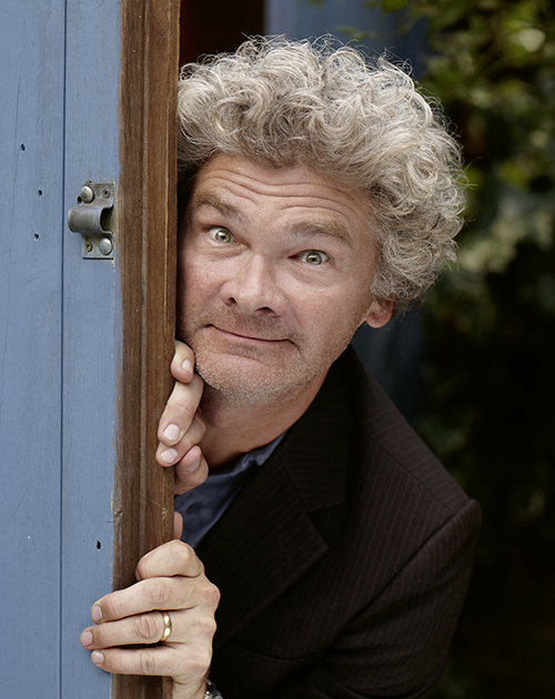 Portrait von Simon Farnaby