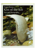 Buchcover von Der Kuß der Koi (engl.): Prosa und Photos von Reiner Kunze