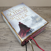Zusatzmaterial PA 978 3 596 70865 9 innen 005 von Shades of Magic: Die komplette Trilogie in einem Band, mit Farbschnitt und Bonusmaterial. von V. E. Schwab