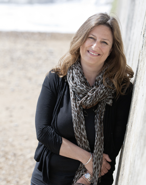 Portrait von Elly Griffiths