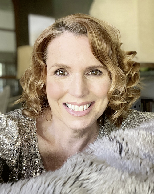 Portrait von Molly James
