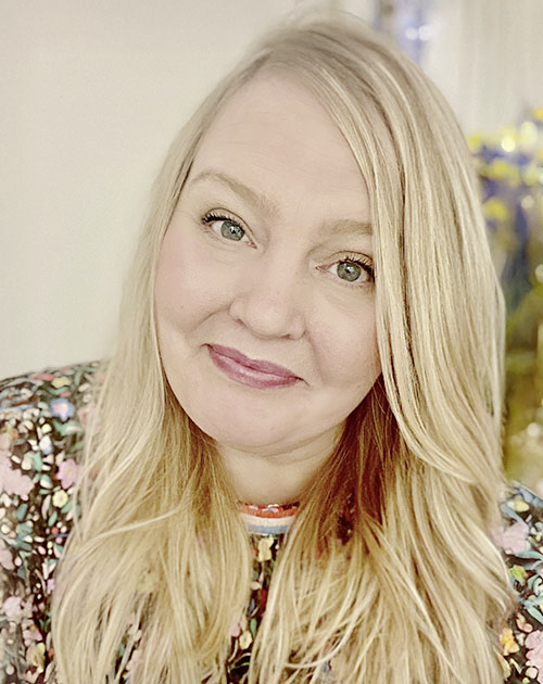 Portrait von Josie Silver